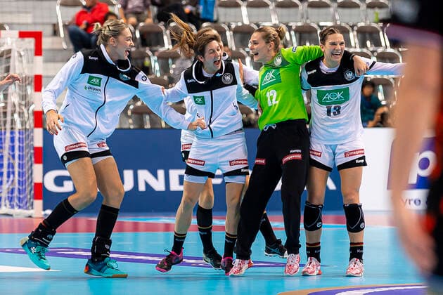Handball, Frauen: WM 2019, Hauptrunde, Gruppe 1, 6. Spieltag , Niederlande - Deutschland v.li. Luisa Schulze (Deutschland Bietigheim), Ina Grossmann (Deutschland Thueringer HC), Torhueterin Dinah Eckerle (Deutschland SG BBM Bietigheim), Mia Zschocke (Deutschland Leverkusen) Schlussjubel Schlußjubel Emotion Freude Kumamoto Aqua Dome Kumamoto Japan