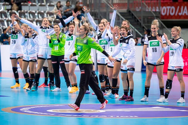 Handball, Frauen: WM 2019, Hauptrunde, Gruppe 1, 6. Spieltag , Niederlande - Deutschland Player of the Match, Torhueterin Dinah Eckerle (Deutschland SG BBM Bietigheim) mit der jubelnden Mannschaft im Hintergrund Kumamoto Aqua Dome Kumamoto Japan