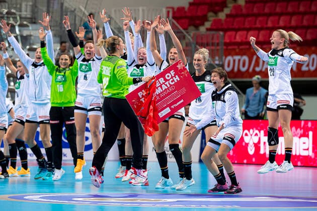 Handball, Frauen: WM 2019, Hauptrunde, Gruppe 1, 6. Spieltag , Niederlande - Deutschland Torhueterin Dinah Eckerle (Deutschland SG BBM Bietigheim) Player of the Match, Schlussjubel Schlußjubel Emotion Freude Kumamoto Aqua Dome Kumamoto Japan