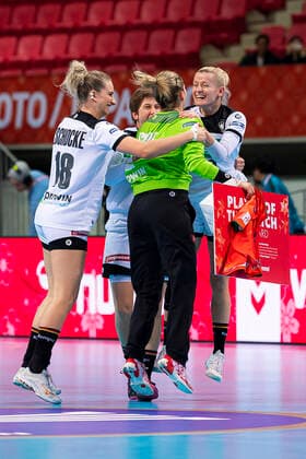 Handball, Frauen: WM 2019, Hauptrunde, Gruppe 1, 6. Spieltag , Niederlande - Deutschland Mia Zschocke (Deutschland Leverkusen), Ina Grossmann (Deutschland Thueringer HC), Torhueterin Dinah Eckerle (Deutschland SG BBM Bietigheim), Antje Lauenroth (Deutschland Bietigheim) Kumamoto Aqua Dome Kumamoto Japan
