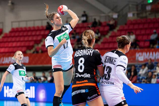 Handball, Frauen: WM 2019, Hauptrunde, Gruppe 1, 6. Spieltag , Niederlande - Deutschland v.li. Alicia Stolle (Deutschland Thueringer HC), Lois Abbingh (Niederlande), Julia Behnke (Deutschland Rostov Don) Kumamoto Aqua Dome Kumamoto Japan