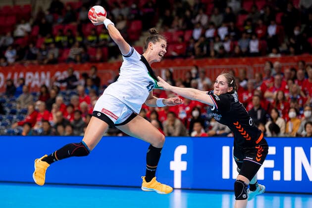 Handball, Frauen: WM 2019, Hauptrunde, Gruppe 1, 6. Spieltag , Niederlande - Deutschland Emily Boelk Bölk (Deutschland Thueringer HC), Laura van der Heijden (Niederlande Bietigheim) Kumamoto Aqua Dome Kumamoto Japan