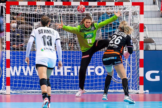 Handball, Frauen: WM 2019, Hauptrunde, Gruppe 1, 6. Spieltag , Niederlande - Deutschland Torhueterin Isabell Roch (Deutschland Dortmund), Angela Malestein (Niederlande Bietigheim) Kumamoto Aqua Dome Kumamoto Japan