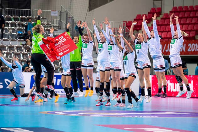 Handball, Frauen: WM 2019, Hauptrunde, Gruppe 1, 6. Spieltag , Niederlande - Deutschland Torhueterin Dinah Eckerle (Deutschland SG BBM Bietigheim) jubelt mit der Mannschaft Kumamoto Aqua Dome Kumamoto Japan