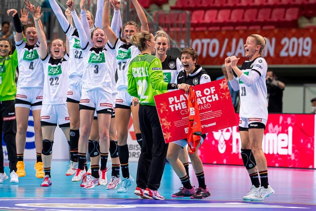 Handball, Frauen: WM 2019, Hauptrunde, Gruppe 1, 6. Spieltag , Niederlande - Deutschland Torhueterin Dinah Eckerle (Deutschland SG BBM Bietigheim), Ina Grossmann (Deutschland Thueringer HC), Antje Lauenroth (Deutschland Bietigheim) Kumamoto Aqua Dome Kumamoto Japan
