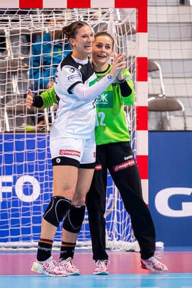 Handball, Frauen: WM 2019, Hauptrunde, Gruppe 1, 6. Spieltag , Niederlande - Deutschland Julia Behnke (Deutschland Rostov Don), Torhueterin Dinah Eckerle (Deutschland SG BBM Bietigheim) Kumamoto Aqua Dome Kumamoto Japan