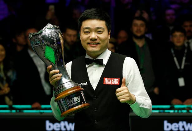 Bilder des Jahres 2019, Sport 12 Dezember Sport Themen der Woche KW49 Sport Bilder des Tages (191209) -- YORK, Dec. 9, 2019 -- Ding Junhui of China celebrates with his trophy after winning the Snooker UK Championship 2019 final match against Stephen Maguire of Scotland in York, Britain, on Dec. 8, 2019. (Photo by Ed Sykes Xinhua) (SP)BRITAIN-YORK-SNOOKER-UK CHAMPIONSHIP-FINAL HanxYan 