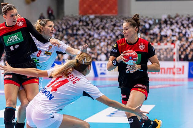 Handball, Frauen: WM 2019, Hauptrunde, Gruppe 1, 7. Spieltag , Deutschland - Serbien v.li. Julia Behnke (Deutschland Rostov Don), Dijana Stevin (Serbien), Zeljka Nikolic (Serbien), Emily Boelk Bölk (Deutschland Thueringer HC) Kumamoto Aqua Dome Kumamoto Japan