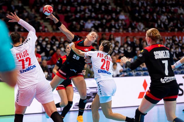 Handball, Frauen: WM 2019, Hauptrunde, Gruppe 1, 7. Spieltag , Deutschland - Serbien v.li. Dragana Cvijic (Serbien), Emily Boelk Bölk (Deutschland Thueringer HC), Sladana Pop-Lazic (Serbien), Meike Schmelzer (Deutschland Thueringer HC) Kumamoto Aqua Dome Kumamoto Japan