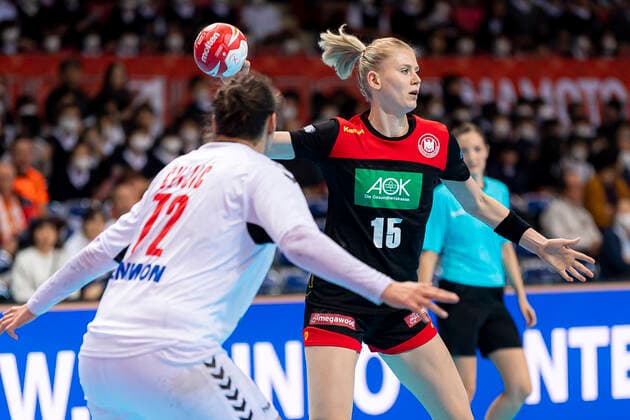 Handball, Frauen: WM 2019, Hauptrunde, Gruppe 1, 7. Spieltag , Deutschland - Serbien v.li. Dragana Cvijic (Serbien), Kim Naidzinavicius (Deutschland Bietigheim) Kumamoto Aqua Dome Kumamoto Japan