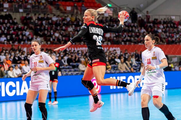 Handball, Frauen: WM 2019, Hauptrunde, Gruppe 1, 7. Spieltag , Deutschland - Serbien v.li. Dijana Radojevic (Serbien), Antje Lauenroth (Deutschland Bietigheim), Jovana Stoiljkovic (Serbien) Kumamoto Aqua Dome Kumamoto Japan