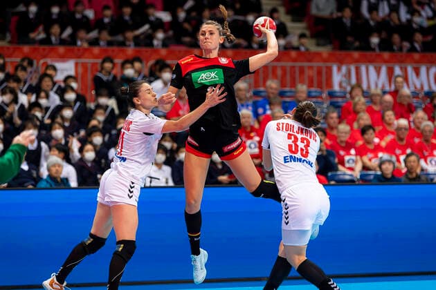 Handball, Frauen: WM 2019, Hauptrunde, Gruppe 1, 7. Spieltag , Deutschland - Serbien v.li. Dijana Radojevic (Serbien), Alicia Stolle (Deutschland Thueringer HC), Jovana Stoiljkovic (Serbien) Kumamoto Aqua Dome Kumamoto Japan