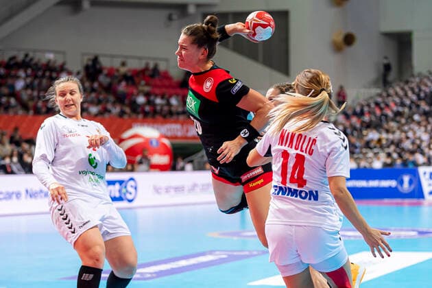 Handball, Frauen: WM 2019, Hauptrunde, Gruppe 1, 7. Spieltag , Deutschland - Serbien v.li. Dragana Cvijic (Serbien), Emily Boelk Bölk (Deutschland Thueringer HC), Zeljka Nikolic (Serbien) Kumamoto Aqua Dome Kumamoto Japan