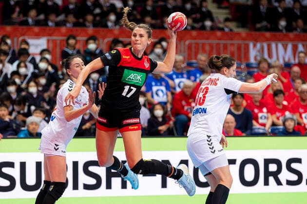 Handball, Frauen: WM 2019, Hauptrunde, Gruppe 1, 7. Spieltag , Deutschland - Serbien Alicia Stolle (Deutschland Thueringer HC), Jovana Stoiljkovic (Serbien) Kumamoto Aqua Dome Kumamoto Japan