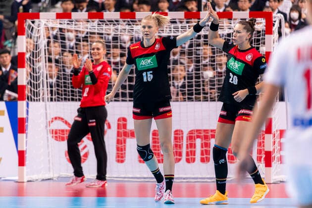 Handball, Frauen: WM 2019, Hauptrunde, Gruppe 1, 7. Spieltag , Deutschland - Serbien Kim Naidzinavicius (Deutschland Bietigheim), Emily Boelk Bölk (Deutschland Thueringer HC) Jubel Freude Emotion Kumamoto Aqua Dome Kumamoto Japan
