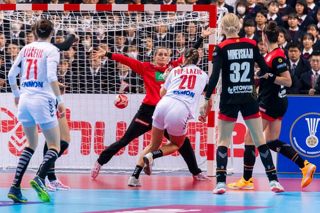 Handball, Frauen: WM 2019, Hauptrunde, Gruppe 1, 7. Spieltag , Deutschland - Serbien Torhueterin Dinah Eckerle (Deutschland SG BBM Bietigheim) gegen Sladana Pop-Lazic (Serbien) Kumamoto Aqua Dome Kumamoto Japan