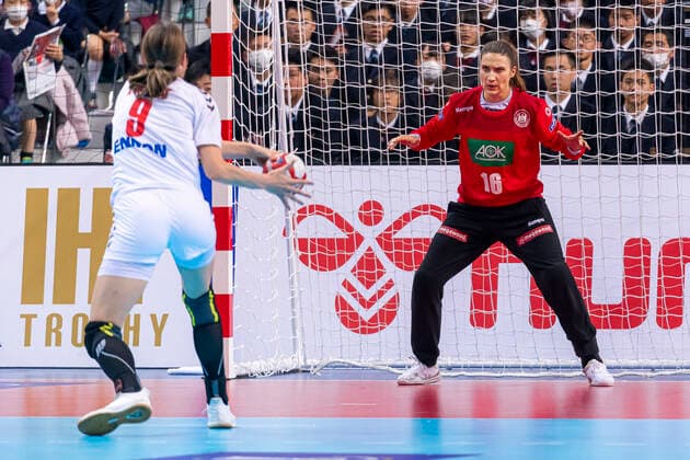 Handball, Frauen: WM 2019, Hauptrunde, Gruppe 1, 7. Spieltag , Deutschland - Serbien v.li. Jelena Lavko (Serbien), Torhueterin Isabell Roch (Deutschland Dortmund) Kumamoto Aqua Dome Kumamoto Japan