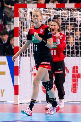 Handball, Frauen: WM 2019, Hauptrunde, Gruppe 1, 7. Spieltag , Deutschland - Serbien Kim Naidzinavicius (Deutschland Bietigheim), Torhueterin Isabell Roch (Deutschland Dortmund) Jubel Freude Emotion Kumamoto Aqua Dome Kumamoto Japan