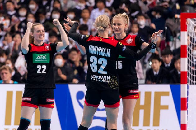 Handball, Frauen: WM 2019, Hauptrunde, Gruppe 1, 7. Spieltag , Deutschland - Serbien v.li. Maren Weigel (Deutschland Metzingen), Evgenija Minevskaja (Deutschland Brest), Kim Naidzinavicius (Deutschland Bietigheim) Kumamoto Aqua Dome Kumamoto Japan