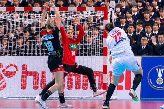 Handball, Frauen: WM 2019, Hauptrunde, Gruppe 1, 7. Spieltag , Deutschland - Serbien v.li. Mia Zschocke (Deutschland Leverkusen), Torhueterin Isabell Roch (Deutschland Dortmund), Dragana Cvijic (Serbien) Kumamoto Aqua Dome Kumamoto Japan