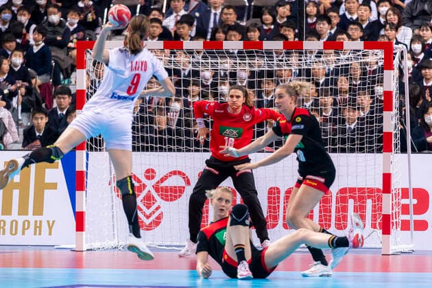Handball, Frauen: WM 2019, Hauptrunde, Gruppe 1, 7. Spieltag , Deutschland - Serbien Jelena Lavko (Serbien) beim Wurf, Torhueterin Isabell Roch (Deutschland Dortmund), Kim Naidzinavicius (Deutschland Bietigheim) am Boden Kumamoto Aqua Dome Kumamoto Japan