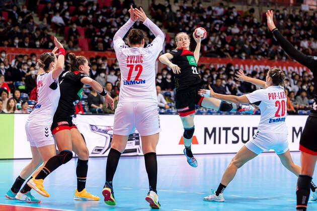 Handball, Frauen: WM 2019, Hauptrunde, Gruppe 1, 7. Spieltag , Deutschland - Serbien Emily Boelk Bölk (Deutschland Thueringer HC) am Kreis, Dragana Cvijic (Serbien), Maren Weigel (Deutschland Metzingen), Sladana Pop-Lazic (Serbien) Kumamoto Aqua Dome Kumamoto Japan