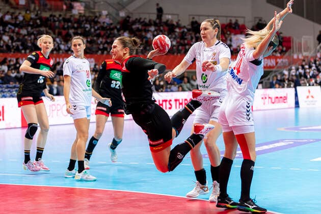 Handball, Frauen: WM 2019, Hauptrunde, Gruppe 1, 7. Spieltag , Deutschland - Serbien Julia Behnke (Deutschland Rostov Don), Dijana Stevin (Serbien), Zeljka Nikolic (Serbien) Kumamoto Aqua Dome Kumamoto Japan
