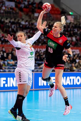 Handball, Frauen: WM 2019, Hauptrunde, Gruppe 1, 7. Spieltag , Deutschland - Serbien v.li. Dragana Cvijic (Serbien), Kim Naidzinavicius (Deutschland Bietigheim) Kumamoto Aqua Dome Kumamoto Japan