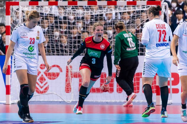 Sport Bilder des Tages Handball, Frauen: WM 2019, Hauptrunde, Gruppe 1, 7. Spieltag , Deutschland - Serbien v.li. Marija Obradovic (Serbien), Amelie Berger (Deutschland Bietigheim), Jovana Risovic (Serbien), Dragana Cvijic (Serbien) Jubel Freude Emotion Kumamoto Aqua Dome Kumamoto Japan
