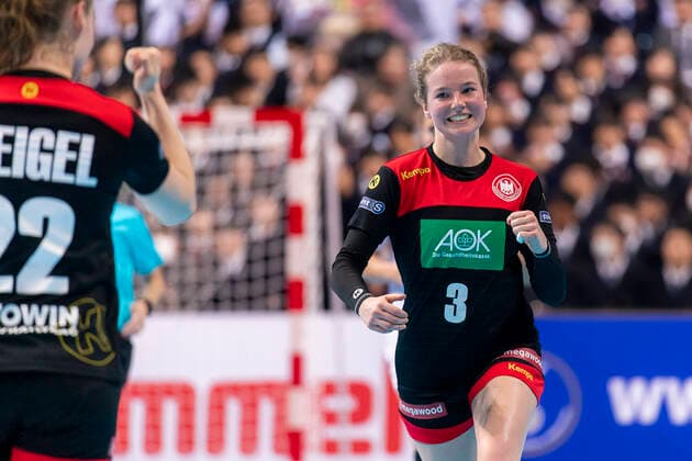 Handball, Frauen: WM 2019, Hauptrunde, Gruppe 1, 7. Spieltag , Deutschland - Serbien ov Maren Weigel (Deutschland Metzingen), Amelie Berger (Deutschland Bietigheim) Jubel Freude Emotion Kumamoto Aqua Dome Kumamoto Japan