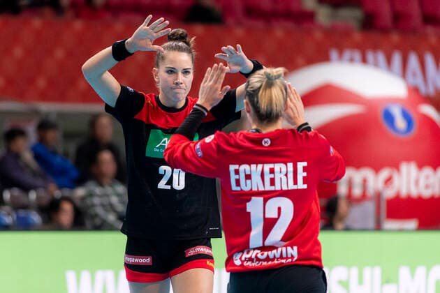 Handball, Frauen: WM 2019, Hauptrunde, Gruppe 1, 7. Spieltag , Deutschland - Serbien Emily Boelk Bölk (Deutschland Thueringer HC), Torhueterin Dinah Eckerle (Deutschland SG BBM Bietigheim) Jubel Freude Emotion Kumamoto Aqua Dome Kumamoto Japan