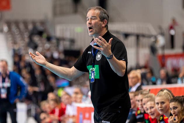 Handball, Frauen: WM 2019, Hauptrunde, Gruppe 1, 7. Spieltag , Deutschland - Serbien Trainer Henk Groener (Deutschland) aergerlich ärgerlich, sauer, wütend wuetend. schreit. tobt. Kumamoto Aqua Dome Kumamoto Japan