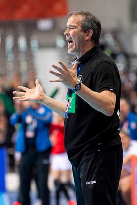 Handball, Frauen: WM 2019, Hauptrunde, Gruppe 1, 7. Spieltag , Deutschland - Serbien Trainer Henk Groener (Deutschland) aergerlich ärgerlich, sauer, wütend wuetend. schreit. tobt. Kumamoto Aqua Dome Kumamoto Japan