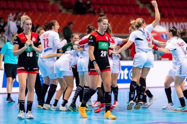 Handball, Frauen: WM 2019, Hauptrunde, Gruppe 1, 7. Spieltag , Deutschland - Serbien Mia Zschocke (Deutschland Leverkusen), Emily Boelk B?lk (Deutschland Thueringer HC) unzufrieden enttäuscht enttaeuscht niedergeschlagen frustriert, Kumamoto Aqua Dome Kumamoto Japan