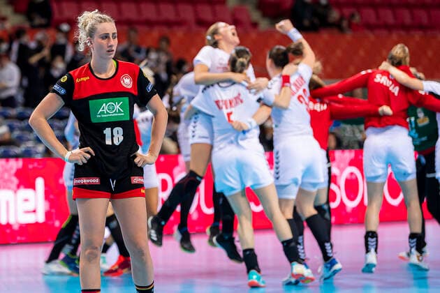 Sport Bilder des Tages Handball, Frauen: WM 2019, Hauptrunde, Gruppe 1, 7. Spieltag , Deutschland - Serbien Mia Zschocke (Deutschland Leverkusen) unzufrieden enttäuscht enttaeuscht niedergeschlagen frustriert, Kumamoto Aqua Dome Kumamoto Japan