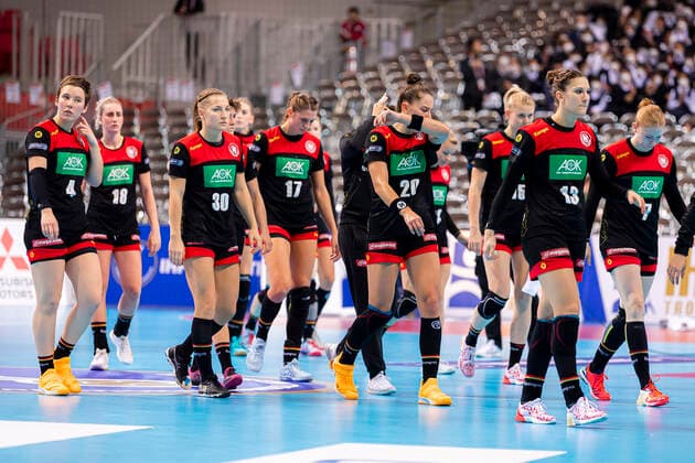 Handball, Frauen: WM 2019, Hauptrunde, Gruppe 1, 7. Spieltag , Deutschland - Serbien die Mannschaft von Deutschland unzufrieden enttäuscht enttaeuscht niedergeschlagen frustriert, Kumamoto Aqua Dome Kumamoto Japan