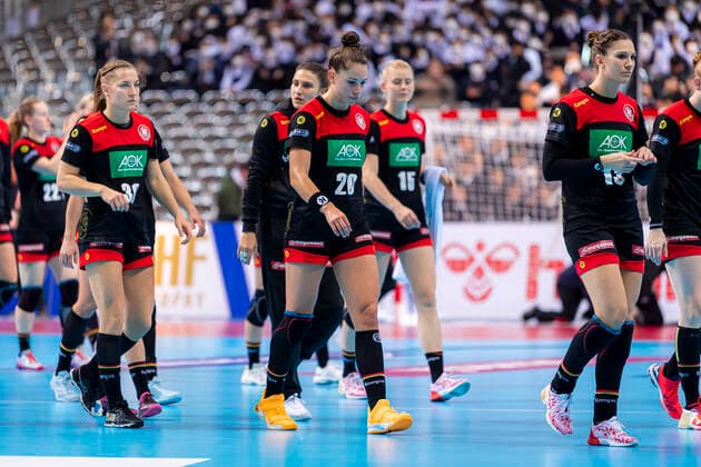 Handball, Frauen: WM 2019, Hauptrunde, Gruppe 1, 7. Spieltag , Deutschland - Serbien die Mannschaft von Deutschland unzufrieden enttäuscht enttaeuscht niedergeschlagen frustriert, Kumamoto Aqua Dome Kumamoto Japan