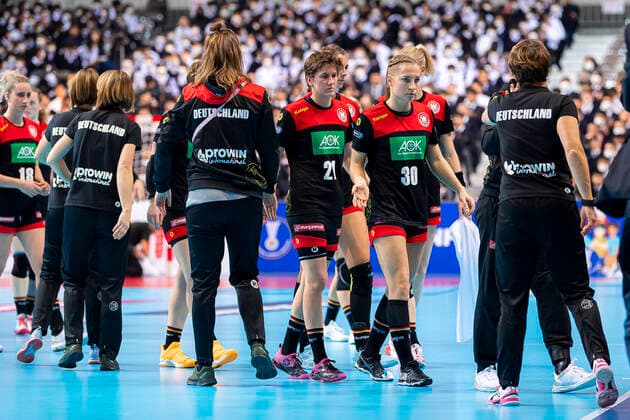 Handball, Frauen: WM 2019, Hauptrunde, Gruppe 1, 7. Spieltag , Deutschland - Serbien die Mannschaft von Deutschland unzufrieden enttäuscht enttaeuscht niedergeschlagen frustriert, Ina Grossmann (Deutschland Thueringer HC), Jenny Behrend (Deutschland VfL Oldenburg) Kumamoto Aqua Dome Kumamoto Japan