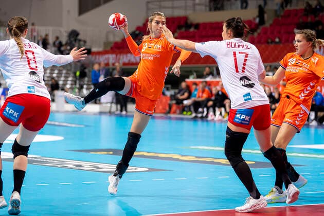 Handball, Frauen: WM 2019, Hauptrunde, Gruppe 1, 7. Spieltag , Dänemark - Niederlande v.li. Anne Mette Hansen (Daenemark), Estavana Polman (Niederlande), Stine Bodholt Nielsen (Daenemark), Merel Freriks (Niederlande) Kumamoto Aqua Dome Kumamoto Japan