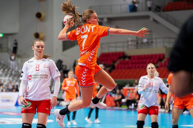Handball, Frauen: WM 2019, Hauptrunde, Gruppe 1, 7. Spieltag , Dänemark - Niederlande v.li. Anne Mette Hansen (Daenemark), Debbie Bont (Niederlande) Kumamoto Aqua Dome Kumamoto Japan