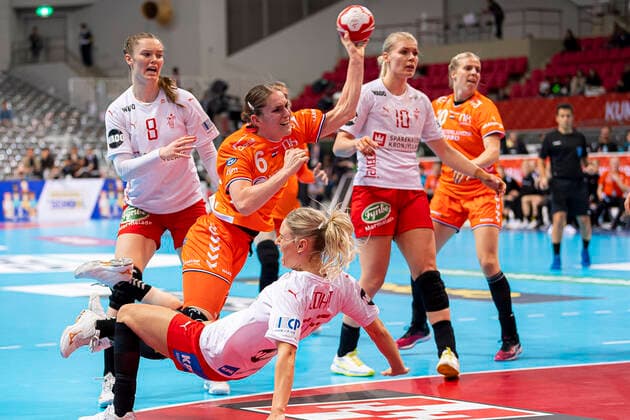 Handball, Frauen: WM 2019, Hauptrunde, Gruppe 1, 7. Spieltag , Dänemark - Niederlande v.li. Anne Mette Hansen (Daenemark), Laura van der Heijden (Niederlande Bietigheim), Kumamoto Aqua Dome Kumamoto Japan