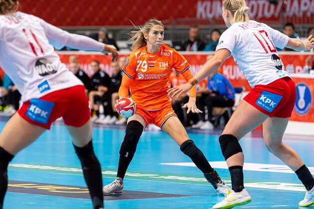 Handball, Frauen: WM 2019, Hauptrunde, Gruppe 1, 7. Spieltag , Dänemark - Niederlande Estavana Polman (Niederlande), Kathrine Heindahl (Daenemark) Kumamoto Aqua Dome Kumamoto Japan