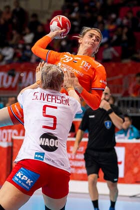 Handball, Frauen: WM 2019, Hauptrunde, Gruppe 1, 7. Spieltag , Dänemark - Niederlande v. li. im Zweikampf Sarah Iversen (Daenemark) und Estavana Polman (Niederlande) Kumamoto Aqua Dome Kumamoto Japan