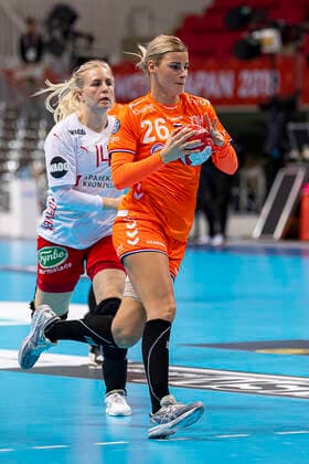 Handball, Frauen: WM 2019, Hauptrunde, Gruppe 1, 7. Spieltag , Dänemark - Niederlande v.li. Lotte Grigel (Daenemark), Angela Malestein (Niederlande Bietigheim) Kumamoto Aqua Dome Kumamoto Japan