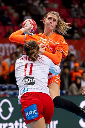 Handball, Frauen: WM 2019, Hauptrunde, Gruppe 1, 7. Spieltag , Dänemark - Niederlande v. li. im Zweikampf Line Haugsted (Daenemark), Estavana Polman (Niederlande) Kumamoto Aqua Dome Kumamoto Japan