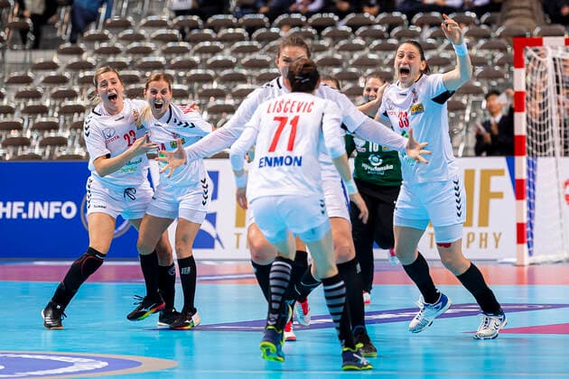 Handball, Frauen: WM 2019, Hauptrunde, Gruppe 1, 7. Spieltag , Deutschland - Serbien die Mannschaft von Serbien, Schlussjubel Schlußjubel Emotion Freude Kumamoto Aqua Dome Kumamoto Japan
