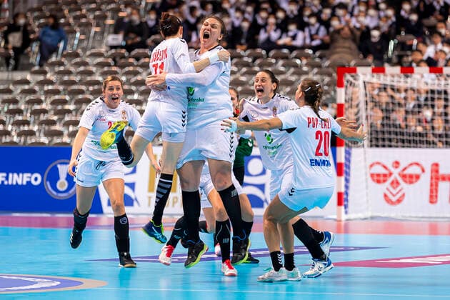 Sport Bilder des Tages Handball, Frauen: WM 2019, Hauptrunde, Gruppe 1, 7. Spieltag , Deutschland - Serbien Kristina Liscevic (Serbien), Dragana Cvijic (Serbien), Schlussjubel Schlußjubel Emotion Freude Kumamoto Aqua Dome Kumamoto Japan
