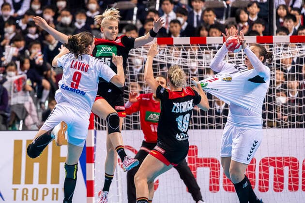 Handball, Frauen: WM 2019, Hauptrunde, Gruppe 1, 7. Spieltag , Deutschland - Serbien v.li. Jelena Lavko (Serbien), Kim Naidzinavicius (Deutschland Bietigheim), Mia Zschocke (Deutschland Leverkusen), Dragana Cvijic (Serbien) Kumamoto Aqua Dome Kumamoto Japan