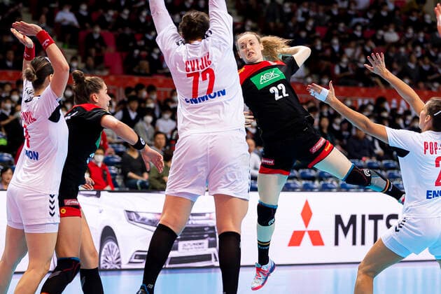 Handball, Frauen: WM 2019, Hauptrunde, Gruppe 1, 7. Spieltag , Deutschland - Serbien Emily Boelk Bölk (Deutschland Thueringer HC) am Kreis,Dragana Cvijic (Serbien) im Block, Maren Weigel (Deutschland Metzingen) beim Wurf Kumamoto Aqua Dome Kumamoto Japan