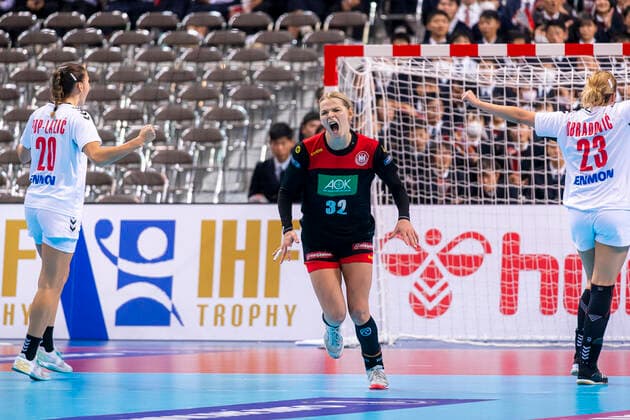 Handball, Frauen: WM 2019, Hauptrunde, Gruppe 1, 7. Spieltag , Deutschland - Serbien v.li. Sladana Pop-Lazic (Serbien), Evgenija Minevskaja (Deutschland Brest), Marija Obradovic (Serbien) Kumamoto Aqua Dome Kumamoto Japan